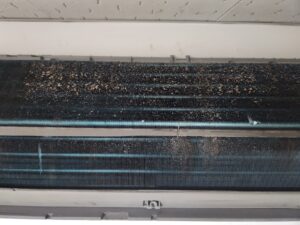 벽걸이 에어컨 에바핀 오염으로 인한 바람 약화