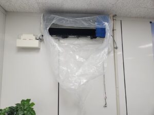 벽걸이 에어컨 셀프 세척 작업 모습