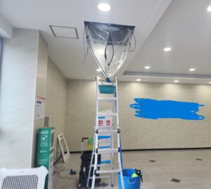 천장형 에어컨 청소 비용에 영향을 주는 분해·세척 작업 과정 사진