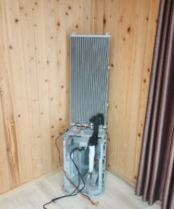 스탠드 에어컨의 세로형 에바핀과 내부 구조를 분리한 분해 작업 장면