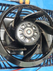 에어컨 완전 분해 청소가 반드시 필요한 이유를 보여주는 곰팡이와 찌든 먼지가 가득 쌓인 내부 송풍팬 부품